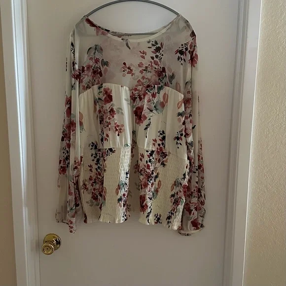 🆕NWT🔖Gorgeous Torrid Smocked Sweetheart Neckline Top - 4x - Picture 6 of 8